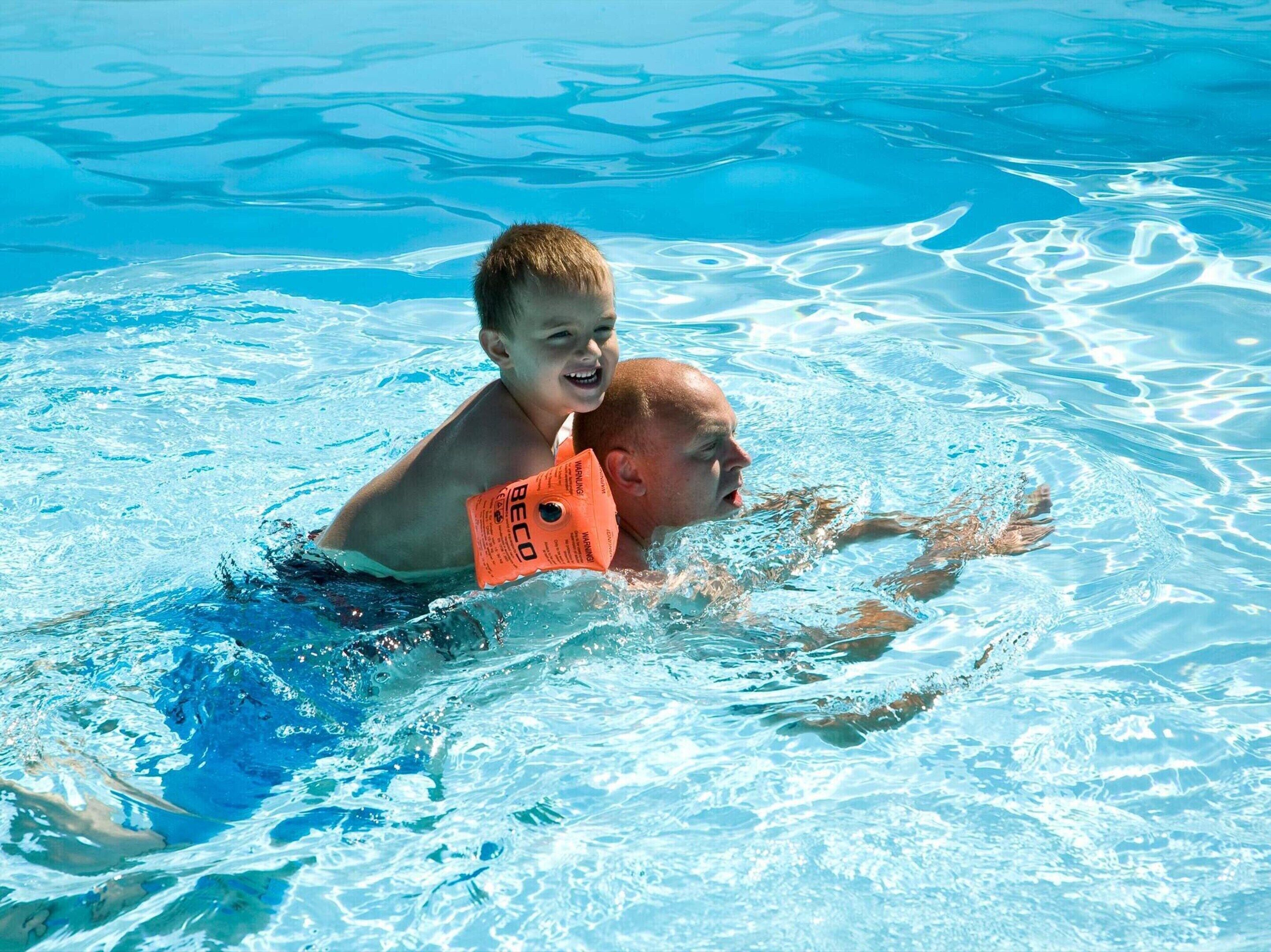 En swimmingpool med klart, blåt vand og tydelige krusninger.