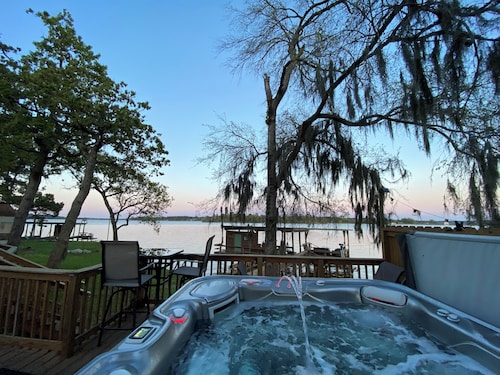 Romantic Hideaway Lakefront Retreat, Fireside Lounge, Spa, Swimming and Kayaks!