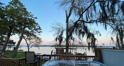 Romantic Hideaway Lakefront Retreat, Fireside Lounge, Spa, Swimming and Kayaks!