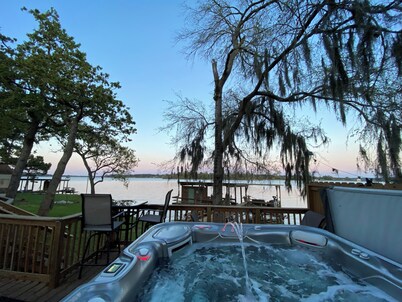 Romantic Hideaway Lakefront Retreat, Fireside Lounge, Spa, Swimming and Kayaks!