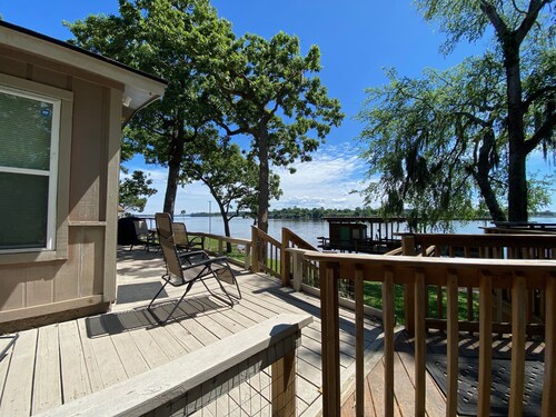 Romantic Hideaway Lakefront Retreat, Fireside Lounge, Spa, Swimming and Kayaks!