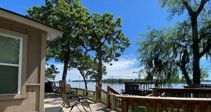Romantic Hideaway Lakefront Retreat, Fireside Lounge, Spa, Swimming and Kayaks!