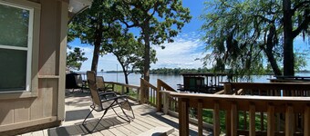 Romantic Hideaway Lakefront Retreat, Fireside Lounge, Spa, Swimming and Kayaks!