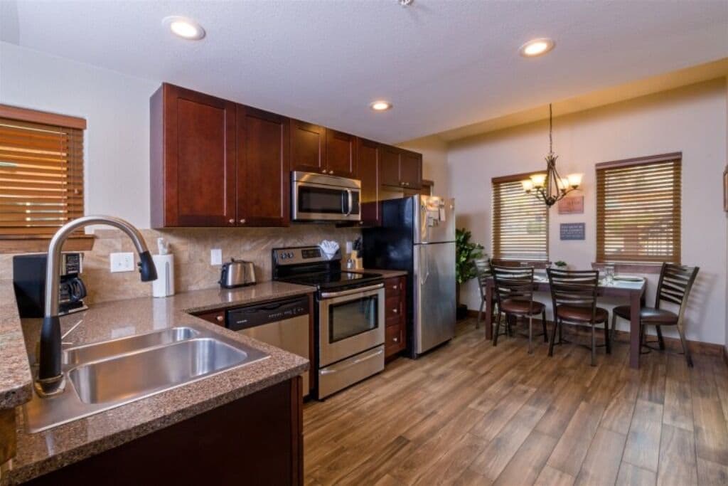 RIVER FRONT! . 3-minute walk to downtown Estes Park!