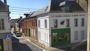 Een straatbeeld met een gebouw dat 