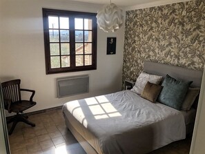 3 chambres, fer et planche à repasser, lit parapluie, Wi-Fi gratuit