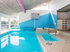 Una piscina techada, una piscina al aire libre