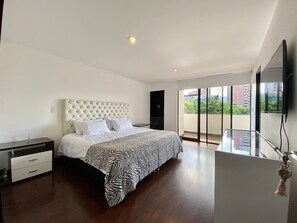 3 bedrooms, WiFi - BEAUTIFUL APARTMENT OF 230 METERS (Medellín)