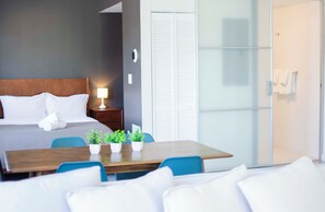 Deluxe-Studio | Essbereich im Zimmer