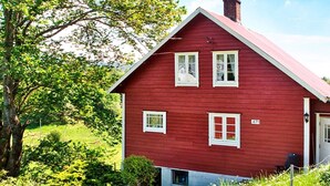 A red house with white trim, a chimney, and a number '471' on the side. - 6 Person Holiday Home in Finnas-by Traum (Bomlo)