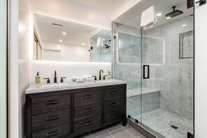 Sèche-cheveux, serviettes fournies