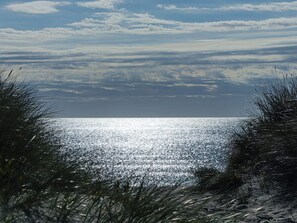 A beach with a clear view of the sea and sky. - 5 Person Holiday Home in Saeby (Sæby)