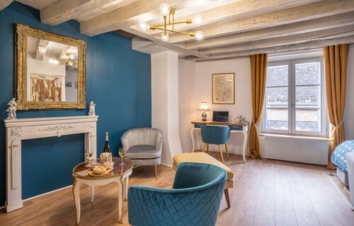 Le Logis Ambacia: Charming Themed Duplex - Historic Center
