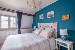 2 bedrooms, desk, iron/ironing board, travel crib