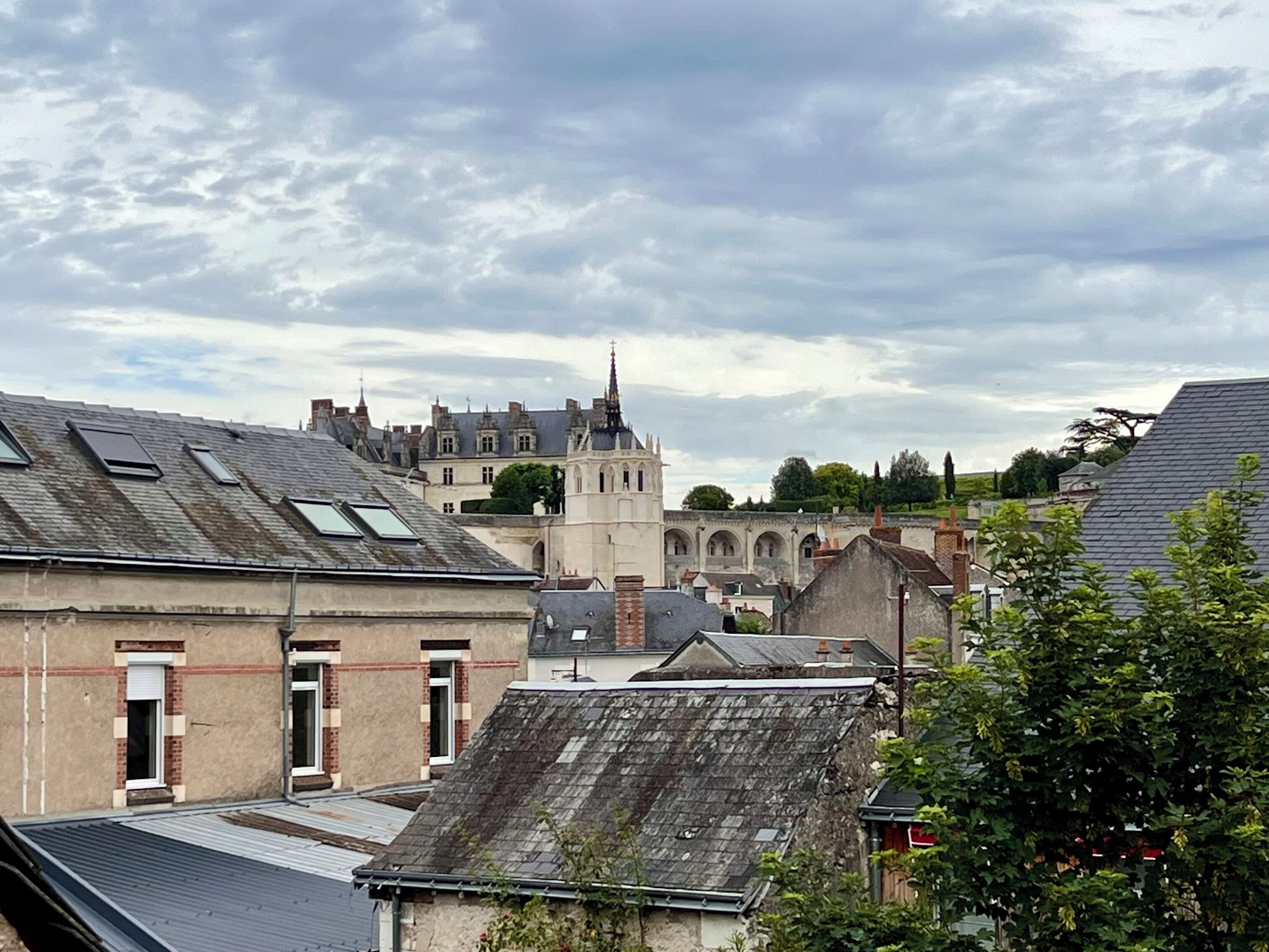 Eine historische Stadt mit traditioneller Architektur, darunter eine markante Kirche mit Turmspitze und Wohnhäuser mit Satteldächern.