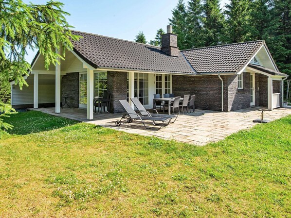 A house with a covered patio area, a brick exterior, and a lawn. - 8 Person Holiday Home in Toftlund-by Traum (Toftlund)