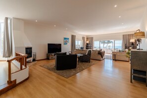 Télévision, cheminée