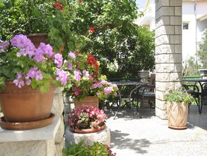 Outdoor dining - Apartments Profaca - Two Bedroom Apartment with Terrace (Rab)