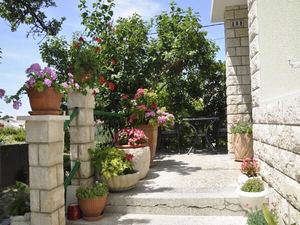 Property grounds - Apartments Profaca - One Bedroom Apartment with Terrace (Rab)