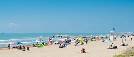 Una spiaggia nelle vicinanze