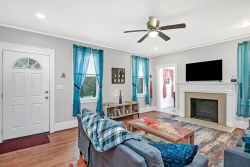 Unique 3BR | Sleeps 6 | Close to Everything!