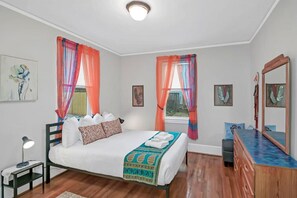 3 chambres, bureau, fer et planche à repasser, lit de bébé portatif