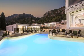 季节性开放的室外游泳池，07:00 至 22:00 开放，池畔遮阳伞，日光浴躺椅