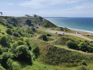Un paisaje costero con una carretera que lleva a la playa.