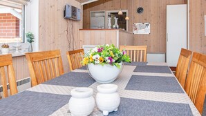 Ein Essbereich mit Holztisch, Stühlen und einer Tischdekoration.