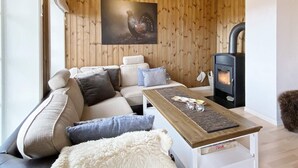 A cozy living room with a sofa, a coffee table, and a fireplace. - 4 Star Holiday Home in Rauland (Vinje)