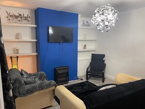 Smart TV, fireplace - Cheerful 3 bedroom entire home - newly furnished to a high standard. (Stockport)