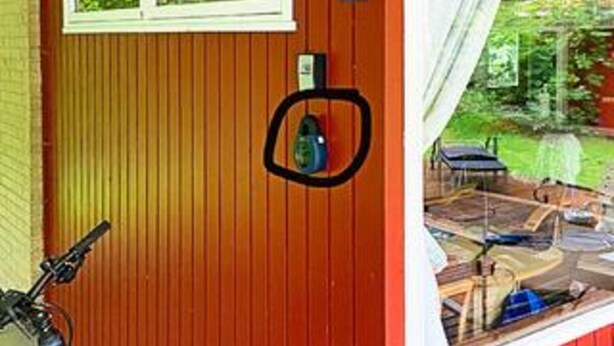 Ein Zimmer mit Fenster, Tür und Blick auf einen Garten.