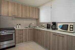 Fridge, microwave, oven, coffee/tea maker