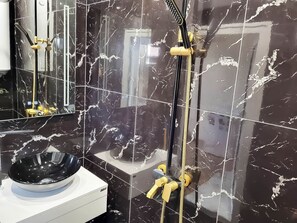 Regadera, secadora de cabello, toallas 