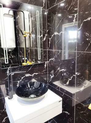 Douche, sĂšche-cheveux, serviettes fournies