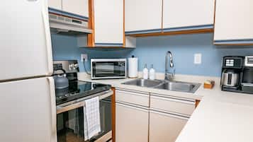 Een koelkast, een magnetron, een oven, een kookplaat