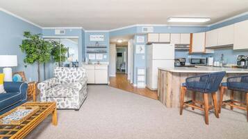 Una Smart TV, un reproductor de DVD, libros