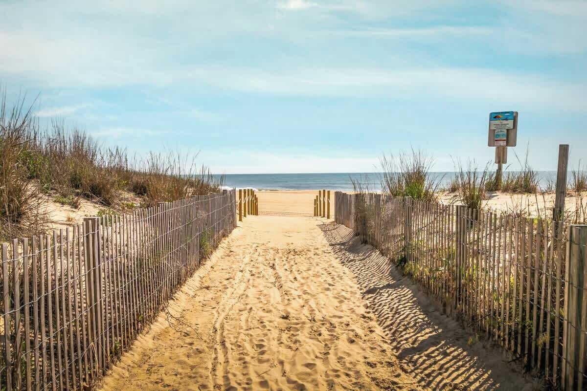 Nær stranden, solsenger og strandhåndklær