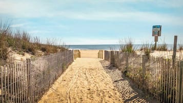 Plage à proximité, chaises longues, serviettes de plage