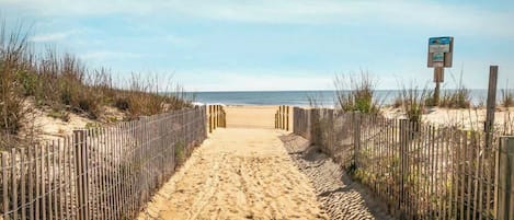 Ranta lähistöllä, aurinkotuoleja, rantapyyhkeitä