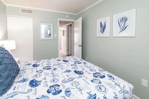 2 chambres, bureau, fer et planche à repasser, lit de bébé portatif