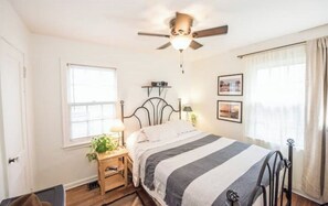 2 bedrooms, desk, WiFi