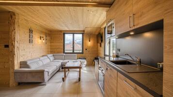 Een koelkast, een microgolfoven, een oven, een vaatwasser