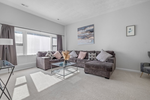 Enormous 6 BR Family Style Home By Waterside