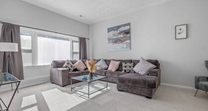 Enormous 6 BR Family Style Home By Waterside