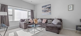 Enormous 6 BR Family Style Home By Waterside