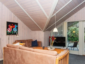 Una sala de estar moderna con un sofá, una mesa de centro y un televisor.