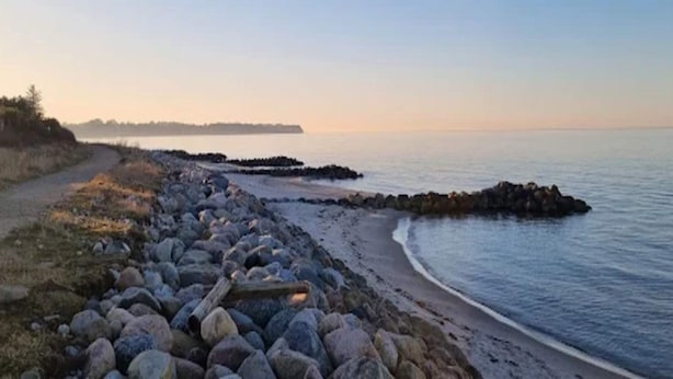 A coastal path with a rocky shoreline and calm sea. - 5 Person Holiday Home in Dronningmolle (Dronningmolle)