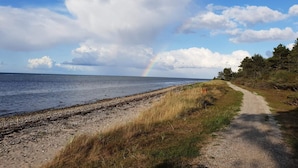 A coastal path with a beach, a rainbow, and a clear sky. - 6 Person Holiday Home in Glesborg (Glesborg)
