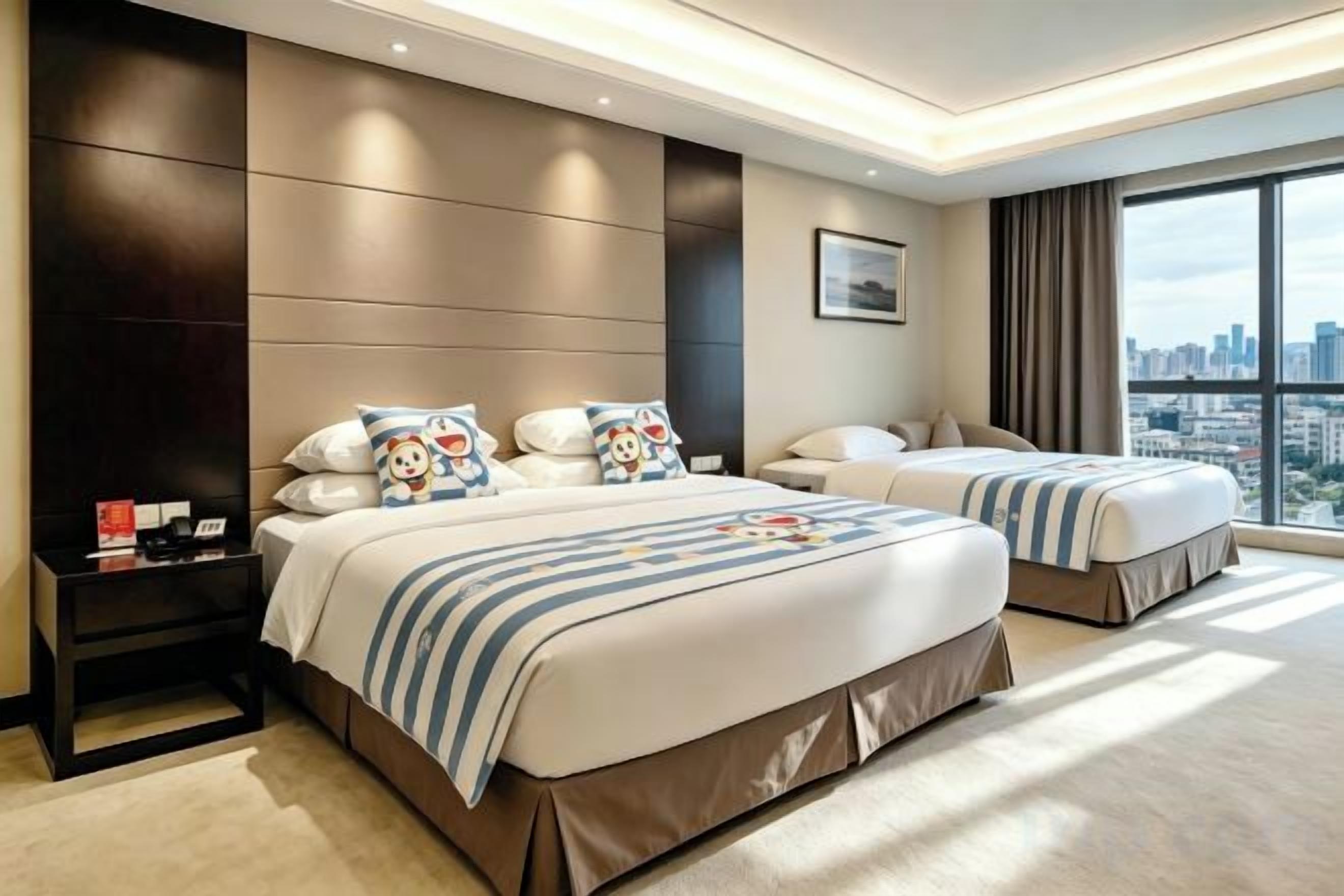 Habitación de hotel con dos camas, vistas a la ciudad y un diseño moderno.